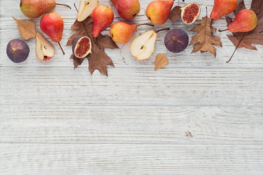 Taze olgunlaşmış meyve ve yaprakları üzerinde beyaz bir soyut kompozisyon 