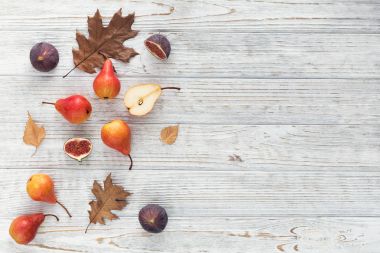 Taze olgunlaşmış meyve ve yaprakları üzerinde beyaz bir soyut kompozisyon 