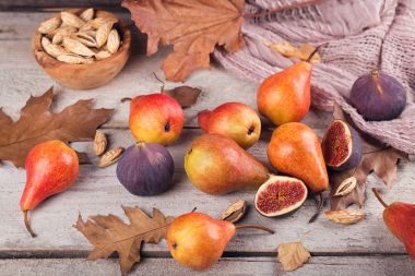 Taze olgunlaşmış meyve ve yaprakları üzerinde beyaz bir soyut kompozisyon 