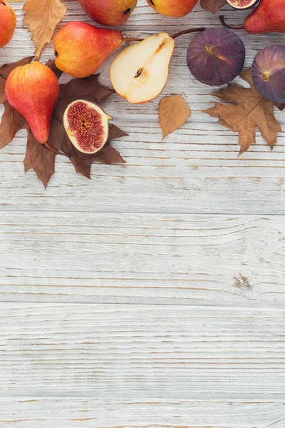 Taze olgunlaşmış meyve ve yaprakları üzerinde beyaz bir soyut kompozisyon 