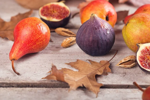 Taze olgunlaşmış meyve ve yaprakları üzerinde beyaz bir soyut kompozisyon 