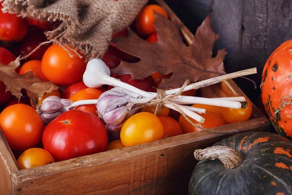 Свежие овощи в деревянной коробке на столе — стоковое фото