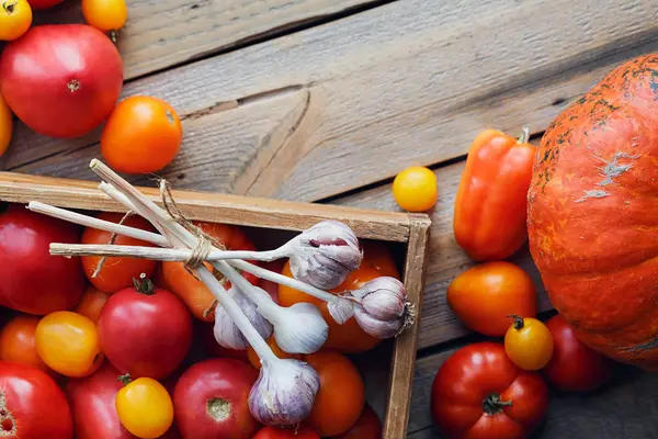 Légumes frais dans une boîte en bois sur la table — Photo