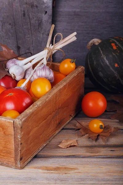 테이블에 나무 상자에 신선한 야채 — 스톡 사진