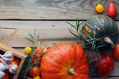 Ahşap kutusunda tablo taze sebze