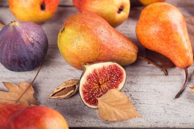 Taze olgunlaşmış meyve ve yaprakları üzerinde beyaz bir soyut kompozisyon 