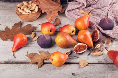 Taze olgunlaşmış meyve ve yaprakları üzerinde beyaz bir soyut kompozisyon 