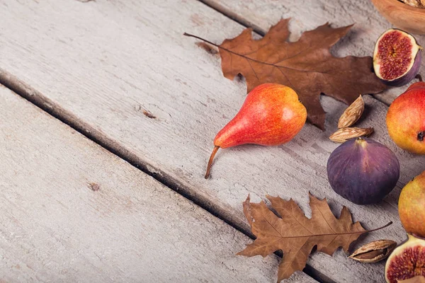 Taze olgunlaşmış meyve ve yaprakları üzerinde beyaz bir soyut kompozisyon 