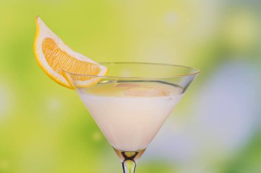 Kireç ve yeşil zemin üzerine limon ile krema likör bardak