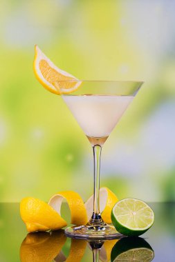 Kireç ve yeşil zemin üzerine limon ile krema likör bardak