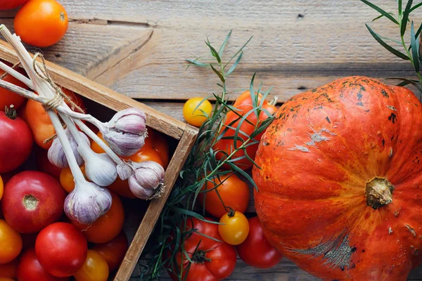 Verduras frescas en caja de madera sobre la mesa — Foto de Stock