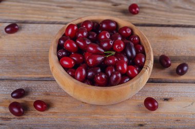 ahşap arka plan üzerinde taze cornel çilek.