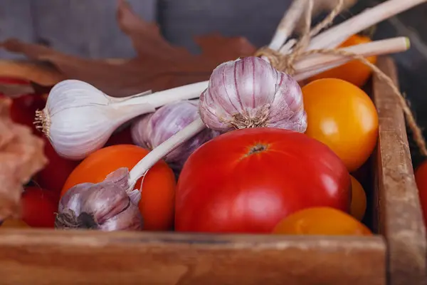 Friss zöldségek, fadobozban az asztalon — Stock Fotó