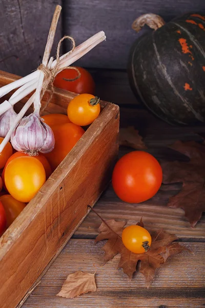 Свежие овощи в деревянной коробке на столе — стоковое фото
