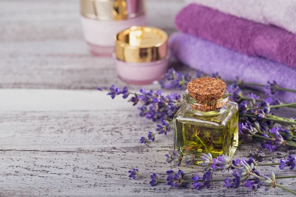 Şişe esans ve taze lavanta çiçekleri