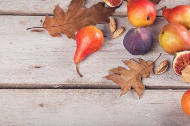 Taze olgunlaşmış meyve ve yaprakları üzerinde beyaz bir soyut kompozisyon 