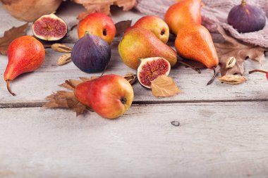 Taze olgunlaşmış meyve ve yaprakları üzerinde beyaz bir soyut kompozisyon 