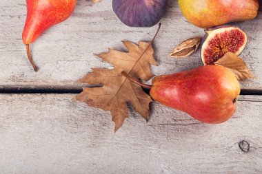 Taze olgunlaşmış meyve ve yaprakları üzerinde beyaz bir soyut kompozisyon 