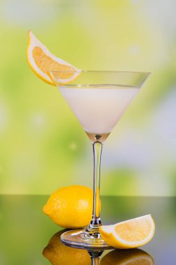 Kireç ve yeşil zemin üzerine limon ile krema likör bardak