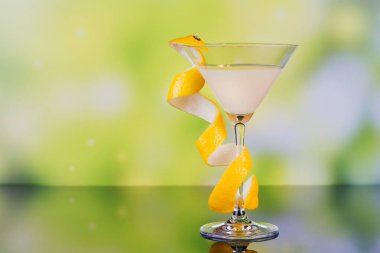 Kireç ve yeşil zemin üzerine limon ile krema likör bardak