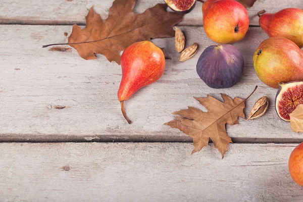 Taze olgunlaşmış meyve ve yaprakları üzerinde beyaz bir soyut kompozisyon 