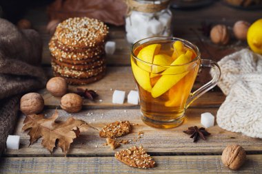 Cam fincan limonlu sonbahar sıcak çay.