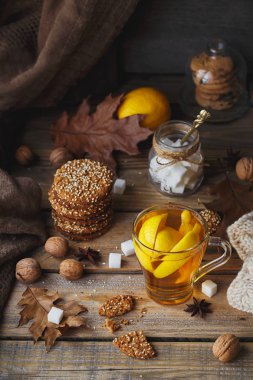 Cam fincan limonlu sonbahar sıcak çay.