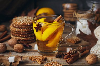 Cam fincan limonlu sonbahar sıcak çay.