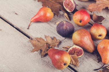 Taze olgunlaşmış meyve ve yaprakları üzerinde beyaz bir soyut kompozisyon 