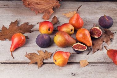 Taze olgunlaşmış meyve ve yaprakları üzerinde beyaz bir soyut kompozisyon 