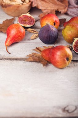 Taze olgunlaşmış meyve ve yaprakları üzerinde beyaz bir soyut kompozisyon 