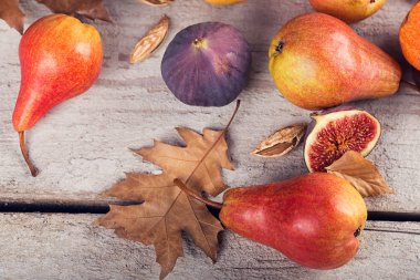 Taze olgunlaşmış meyve ve yaprakları üzerinde beyaz bir soyut kompozisyon 