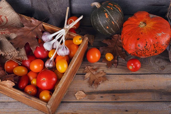 Verduras frescas en caja de madera sobre la mesa — Foto de Stock