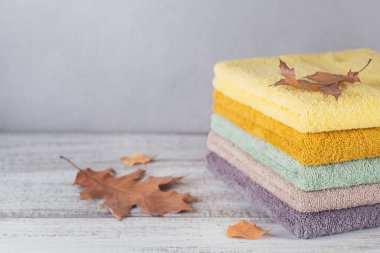 Açık renkli renkli banyo Havlu yığını. 