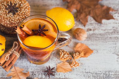 Cam fincan limonlu sonbahar sıcak çay.