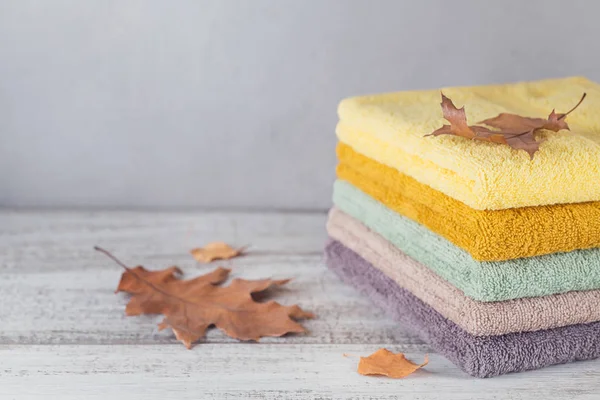 Açık renkli renkli banyo Havlu yığını. 