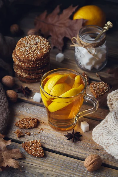 Cam fincan limonlu sonbahar sıcak çay.
