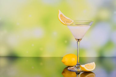 Kireç ve yeşil zemin üzerine limon ile krema likör bardak