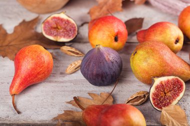 Taze olgunlaşmış meyve ve yaprakları üzerinde beyaz bir soyut kompozisyon 