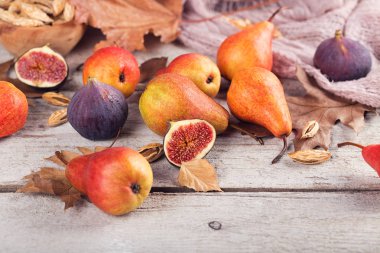 Taze olgunlaşmış meyve ve yaprakları üzerinde beyaz bir soyut kompozisyon 