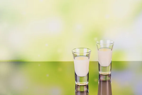 Vasos de licor de crema sobre fondo verde con reflexión . — Foto de Stock