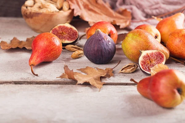 Taze olgunlaşmış meyve ve yaprakları üzerinde beyaz bir soyut kompozisyon 