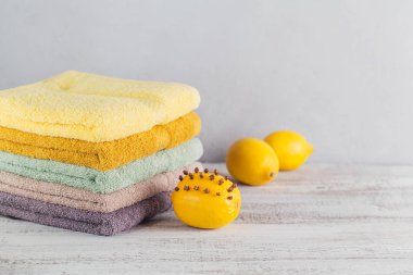 Açık renkli renkli banyo Havlu yığını. 