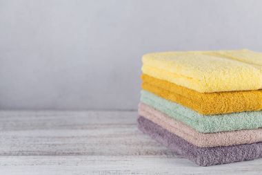 Açık renkli renkli banyo Havlu yığını. 
