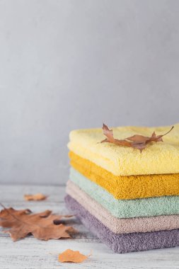 Açık renkli renkli banyo Havlu yığını. 