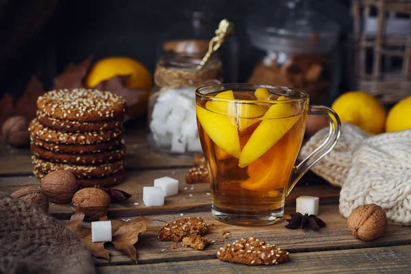 Cam fincan limonlu sonbahar sıcak çay.