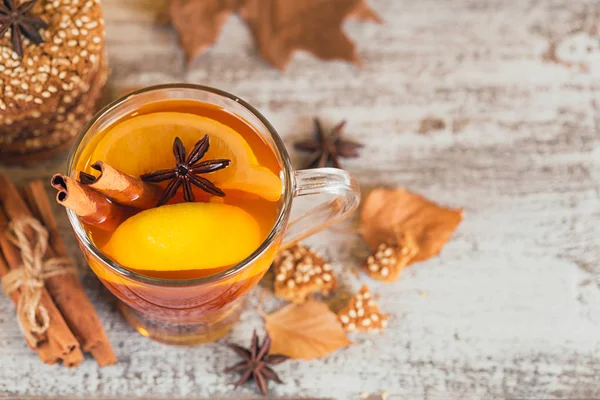 Cam fincan limonlu sonbahar sıcak çay.