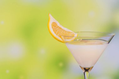 Kireç ve yeşil zemin üzerine limon ile krema likör bardak