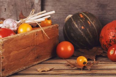 Ahşap kutusunda tablo taze sebze