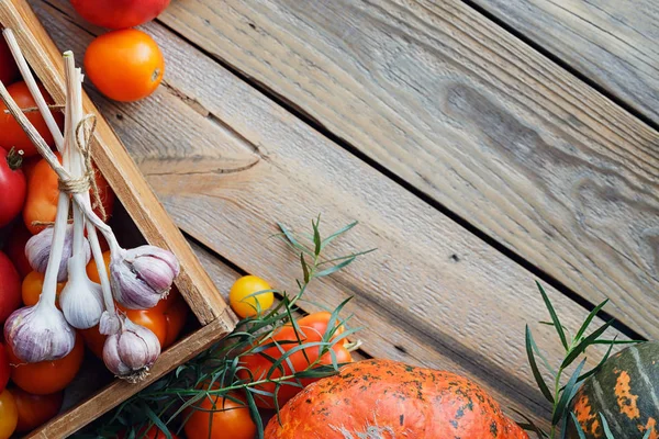 Ahşap kutusunda tablo taze sebze